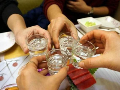 葉其芳養(yǎng)生酒泡酒藥方，補(bǔ)元?dú)猓∑⑽?，潤膚烏發(fā)